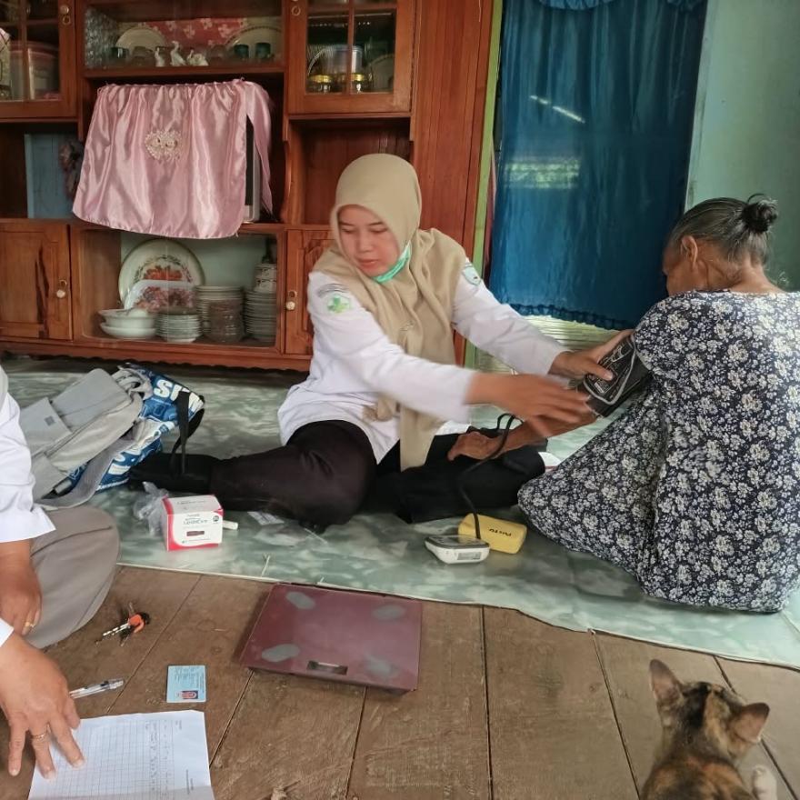Dekatkan Layanan Kesehatan, Puskesmas Mataraman dan Kader Kunjungi Lansia Gunung Ulin